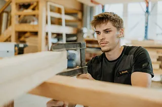 Leon Riedel, Auszubildender Tischler